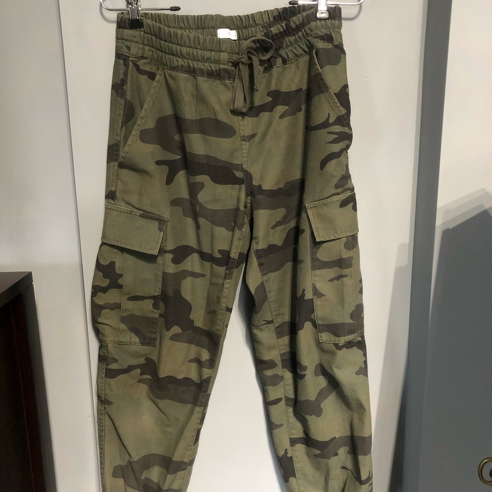 Aritzia Olive & Dark Green Camo Cargo Joggers